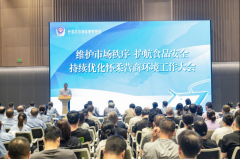 牢群众健康防地；他提出“一个要求”—